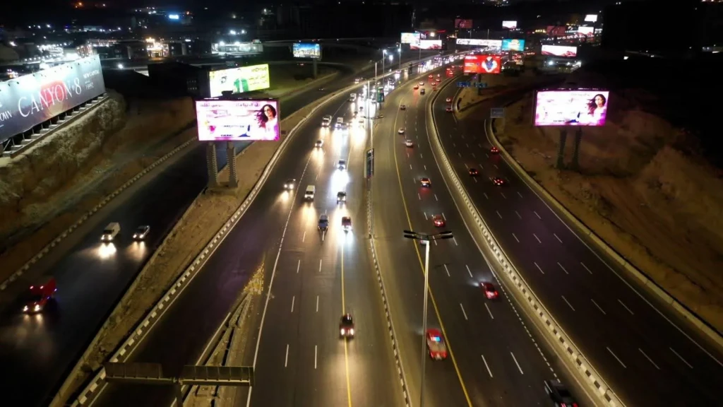 شاهد بالصور .. الطريق الدائري يتزين لإستقبال زوار المتحف المصري الكبير