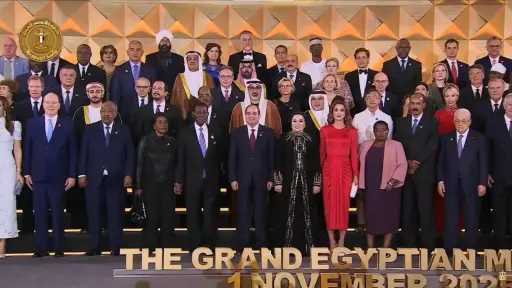 زعماء العالم يحيطون بالرئيس السيسي...