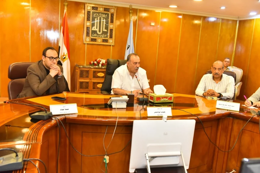 محافظ أسيوط يعقد اجتماعا مع مسئولي الجمعيات الأهلية لبحث تطوير منظومة النظافة والجمع المنزلي والقضاء على ظاهرة ”النباشين والفريزة”