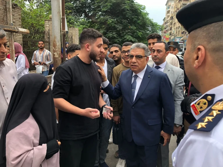 محافظ الدقهلية يتفقد محطات ”السرفيس” بشارع جيهان لمتابعة انتظام الخدمات