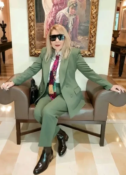 الفنانة نادية الجندي تتألّق في أحدث ظهور لها  بالبدلة الرجالي