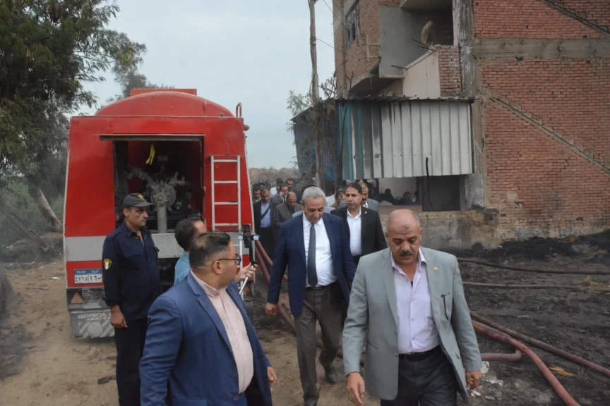 محافظ الغربية ومدير الأمن يتابعان ميدانيًا جهود السيطرة على حريق بمصنع كتان بكفر ششتا بزفتى