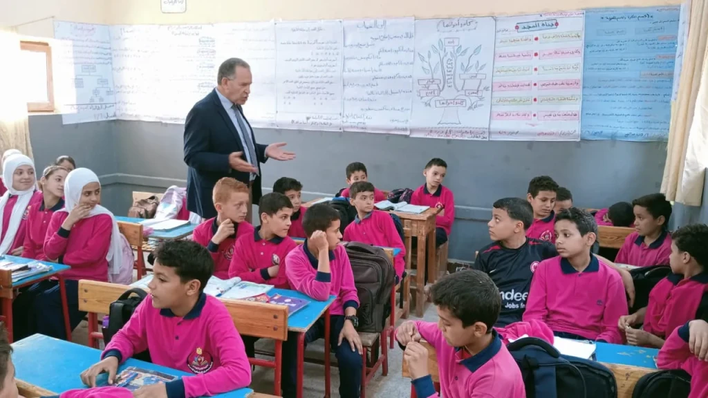 المحافظ مع الطلاب