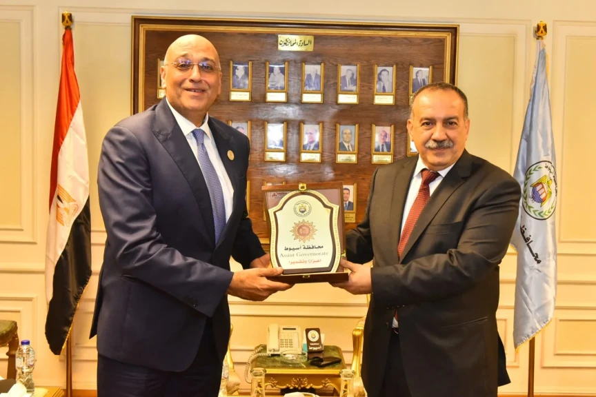 محافظ أسيوط يستقبل رئيس جهاز تنمية المشروعات ويبحثان ضخ تمويلات جديدة ودعم التجمعات الصناعية لتعزيز الاقتصاد المحلي