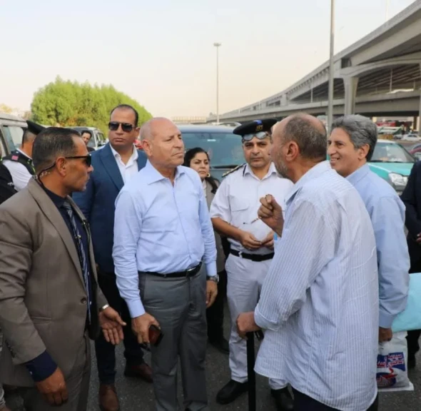 بالصور .. محافظ القاهرة يقود حملة مكبرة على السائقين المخالفين والمواقف العشوائية فى محيط مواقف رمسيس وألف مسكن والسلام لمنع تحميل الركاب من خارجهم
