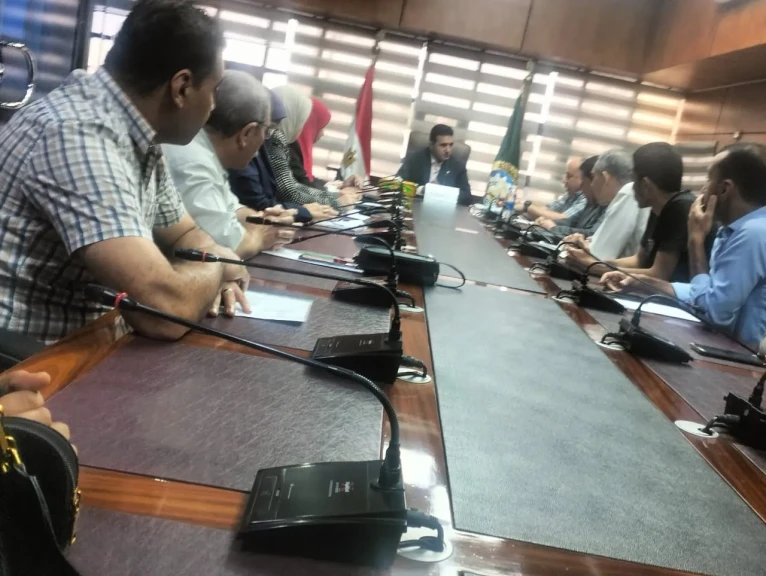 سكرتير عام محافظة الدقهلية  يعقد اجتماعا لمتابعة أعمال تطوير المناطق غير المخططة  بمدينة بلقاس