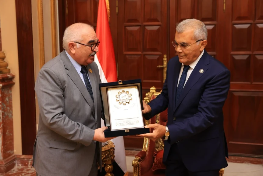 اثناء اللقاء