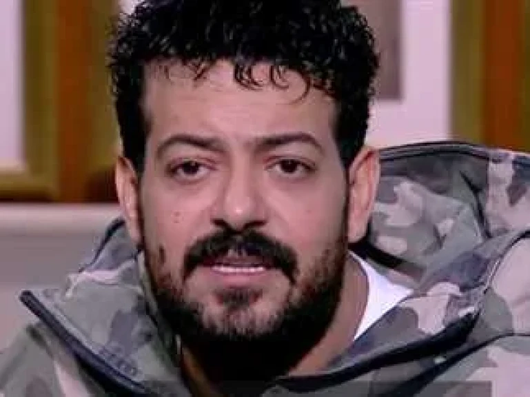 وصول شقيق اسماعيل الليثي للمستشفى بعد ابلاغه بضرورة الحضور