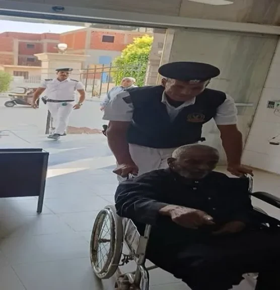 نقل المسن لتلقي العلاج