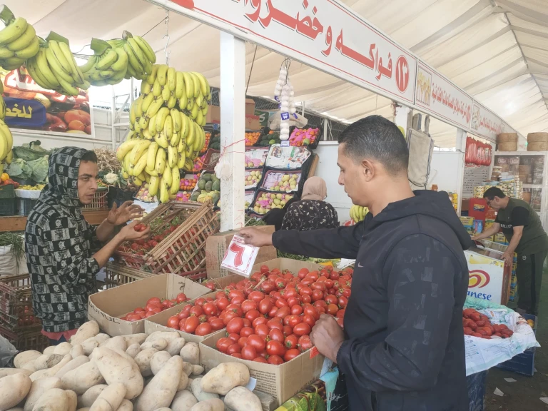 محافظ الدقهلية : أسعار مخفضة بالمعرض الدائم للسلع الغذائية بشارع قناة السويس بالمنصورة