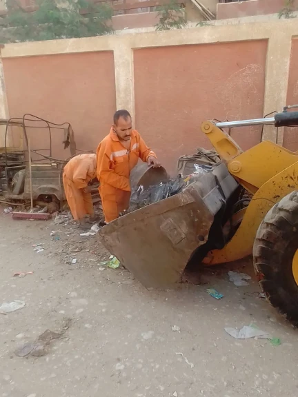 اثناء ازاله المخلفات