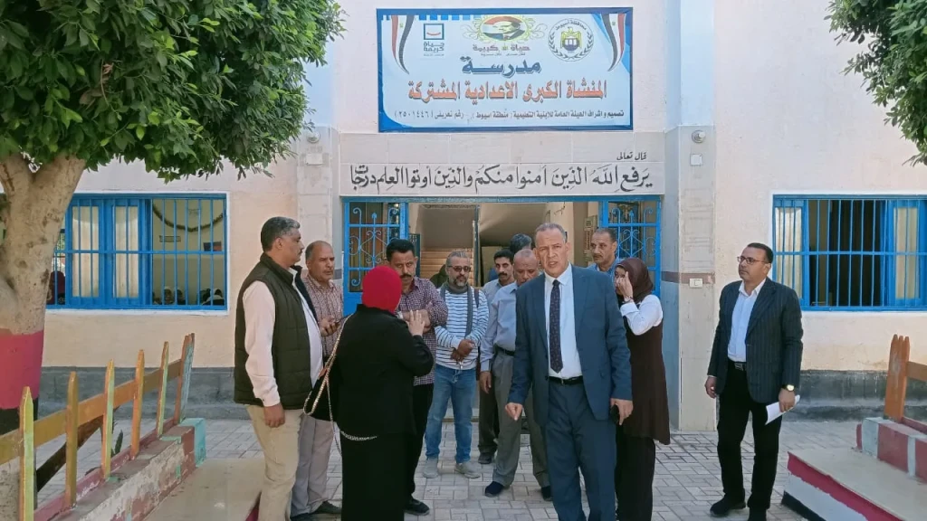 مدير تعليم أسيوط يتفقد 5 مدارس بالمنشأة الكبرى  ورزقة الدير المحرق بالقوصية لمتابعة الانضباط المدرسى وتطبيق البرامج العلاجية للطلاب