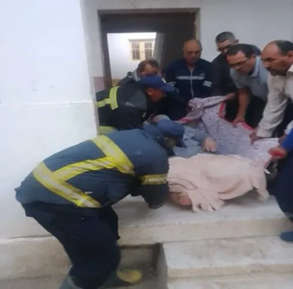 أجهزة وزارة الداخلية تستجيب لأستغاثة مواطنة مريضة وتنقلها للمستشفى