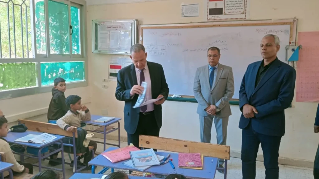مدير تعليم أسيوط يشهد طابور الصباح بمدرسة جاد الواحى و يتفقد 4 مدارس بالفيما وأسيوط الجديدة ويشيد بمستوى الانضباط المدرسى