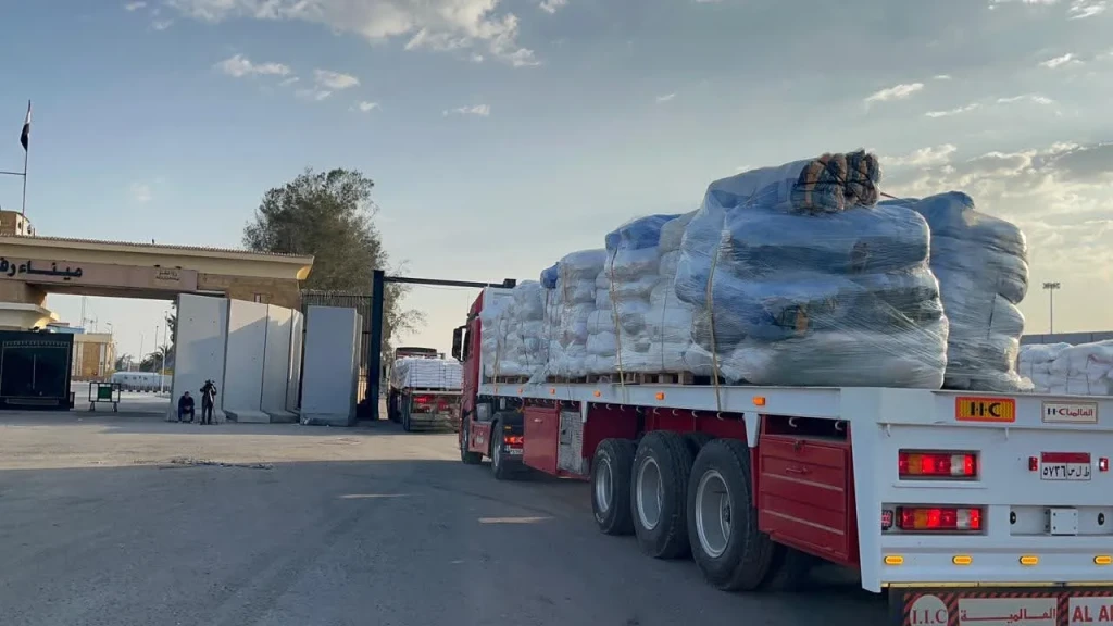 الهلال الأحمر المصري يدفع بقافلة «زاد العزة» الـ 75 مُحملة باحتياجات الشتاء ونحو 9900 طن إمدادات إنسانية لأهالي غزة