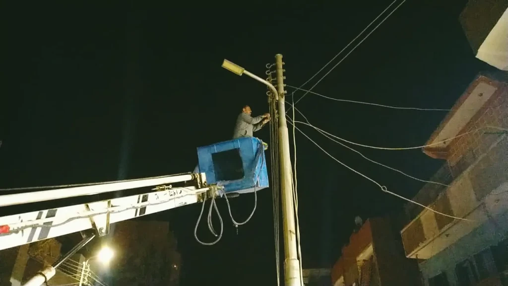 محافظ أسيوط : استمرار أعمال صيانة وتركيب كشافات جديدة لرفع كفاءة منظومة الإنارة .. ورئيس مركز الفتح يتابع الأعمال بقرية بني مر