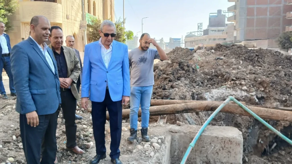 محافظ الغربية في جولة ميدانية مفاجئة بكفر الزيات لمتابعة أعمال الرصف والتطوير ورفع الإشغالات وتحسين مستوى النظافة وضبط التعريفة لضمان خدمة تليق بالمواطن