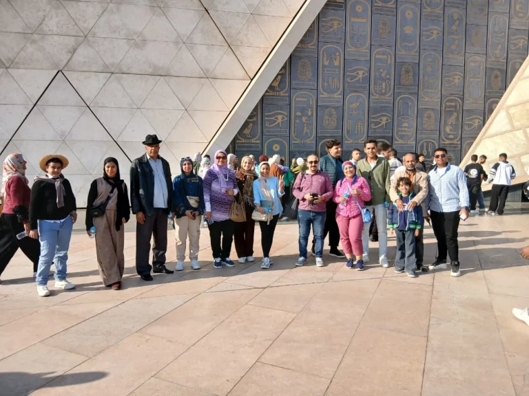 تحت رعاية المحافظ مدير تعليم أسيوط يعلن تنظيم 15 رحلة طلابية لزيارة المتحف المصرى الكبير واستمرارها على مدار العام الدراسى