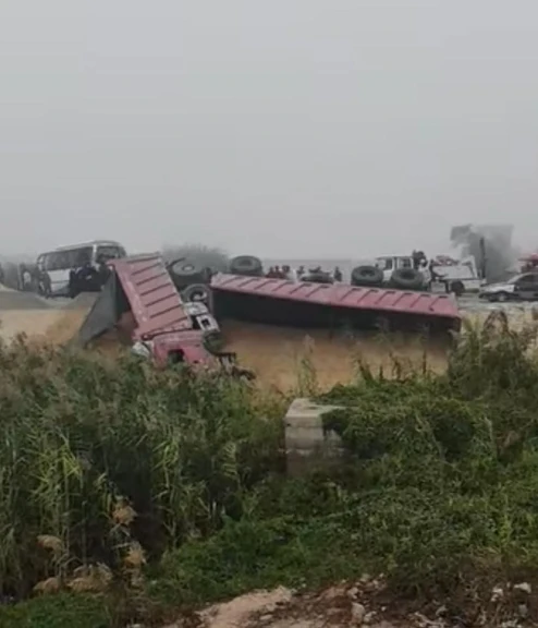 إصابة 8 أشخاص في تصادم سيارة نقل وميني باص بطريق بلبيس الصحراوي بالشرقية