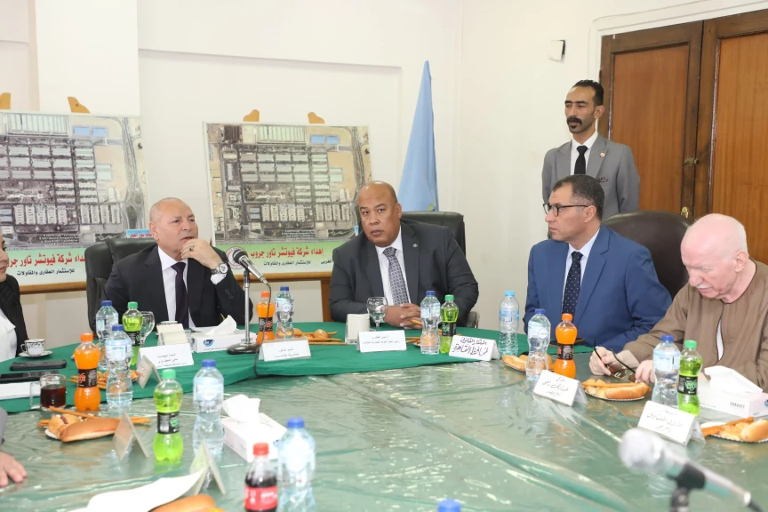 محافظ القاهرة يشهد اجتماع مجلس إدارة سوق العبور لمتابعة ومراجعة خطة تطوير ورفع كفاءة السوق