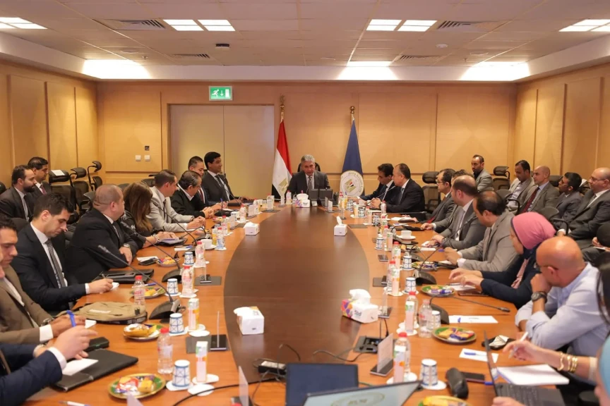 وزير السياحة والآثار يتابع آخر مستجدات الأعمال بالمنظومة الجديدة للتأشيرة السياحية عند الوصول استعدادًا للتشغيل التجريبي بمطارات مصر