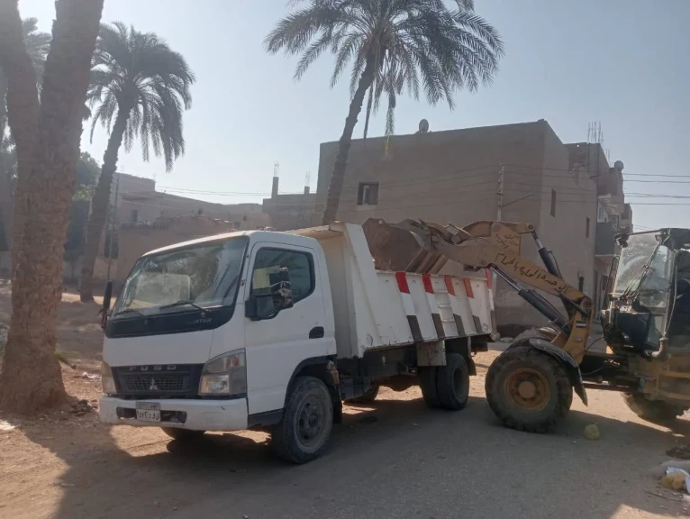 محافظ أسيوط يوجه بتكثيف حملات النظافة بقرى أبنوب ورفع 140طن مخلفات خلال حملة مكبرة بقرية الحمام