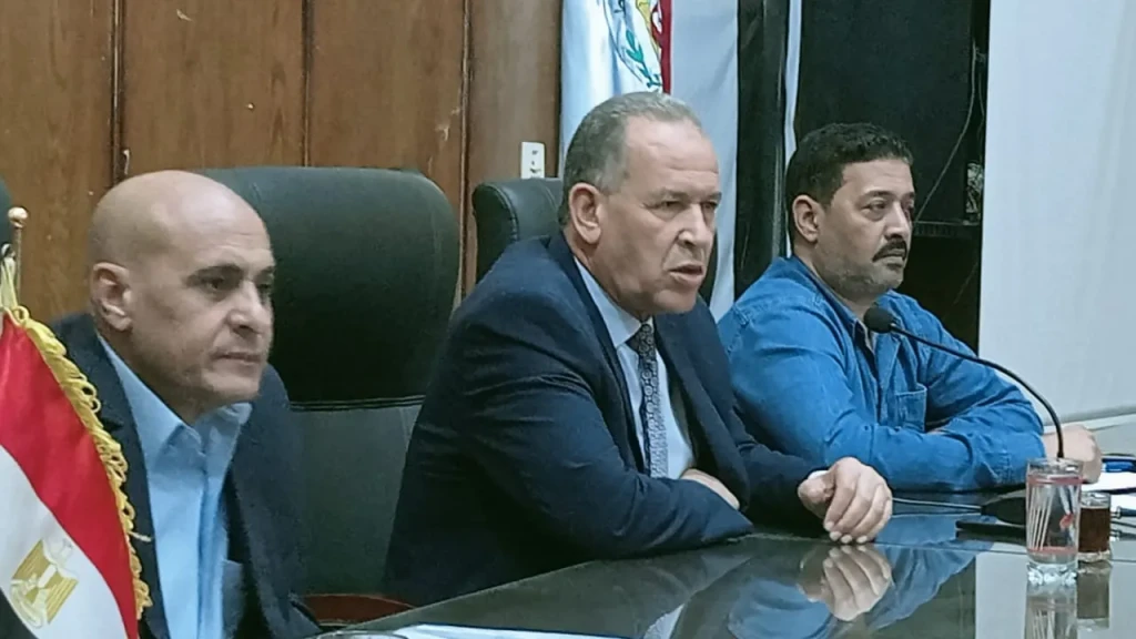 وكيل وزارة التعليم بأسيوط يناقش خطوات تفعيل الوحدات الانتاجية بالمدارس الصناعية والزراعية لزيادة الايرادات وتعظيم الاستفادة من الامكانات