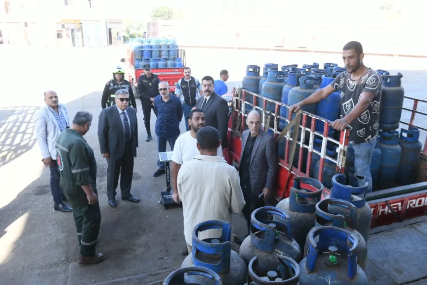 محافظ الدقهلية يُفاجِئ مصنع تعبئة اسطوانات الغاز بطلخا   فاجأ اللواء طارق مرزوق، محافظ الدقهلية، صباح اليوم، مصنع تعبئة اسطوانات الغاز السائل بطلخا