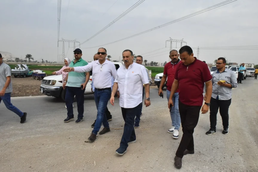 محافظ أسيوط يتفقد أعمال إنشاء طريق يربط قرى ريفا وموشا والزاوية بمنطقة المعلمين ومحور الهضبة بطول 5 كم وبتكلفة 20 مليون جنيه