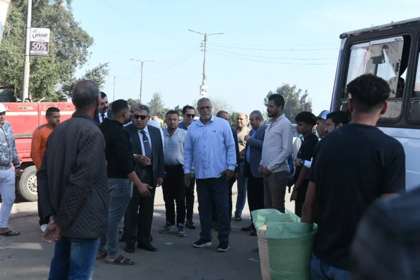 محافظ الدقهلية يقوم بجولة مفاجئة بموقف سيارات قرية ”بطرة” في طلخا - التشديد على الالتزام بالخطوط الالتزام بالأجرة المقررة