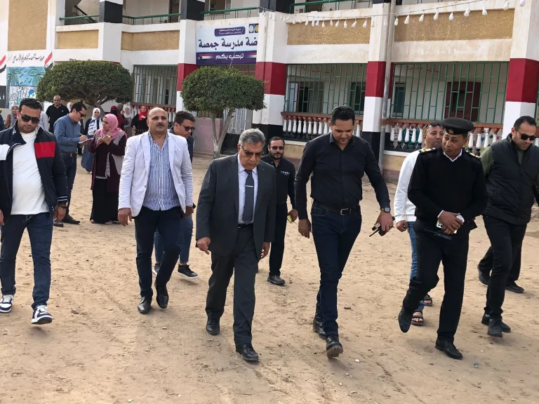 محافظ الدقهلية يتفقد مدرسة جمصه الأساسية لمتابعة الاستعدادات للانتخابات ووجه بتوفير سيارتي سيرفيس يومي للعاملين