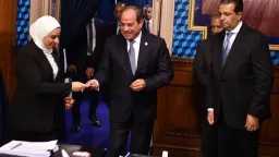 الرئيس السيسي يدلي بصوته في...