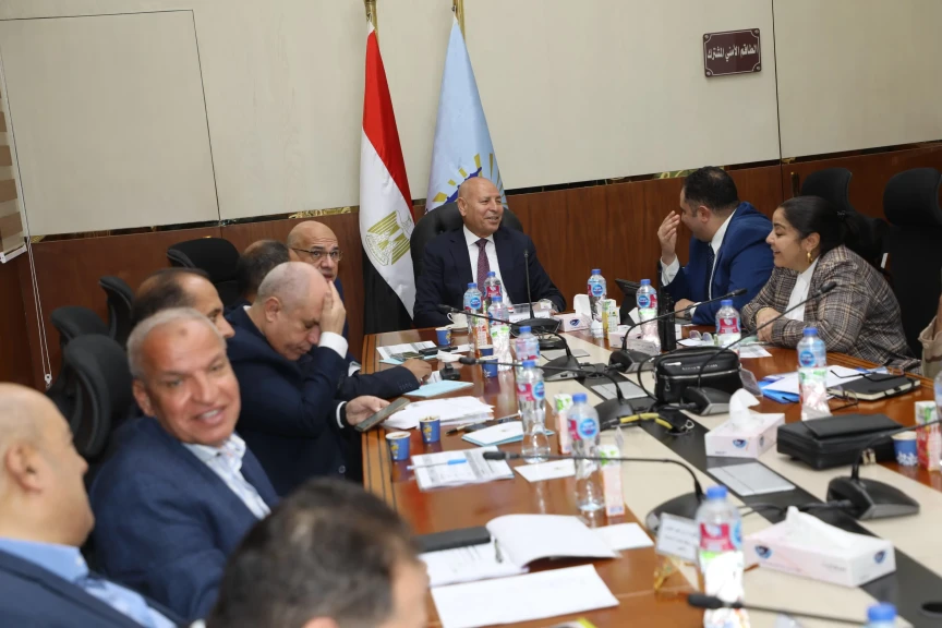 محافظ القاهرة يعقد اجتماعًا موسعًا بغرفة العمليات المركزية لمتابعة سير العملية الإنتخابية بالعاصمة