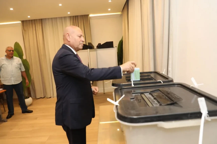 بالصور .. محافظ القاهرة يدلى  بصوته فى إنتخابات مجلس النواب بلجنة مدرسة القناة بزهراء المعادي