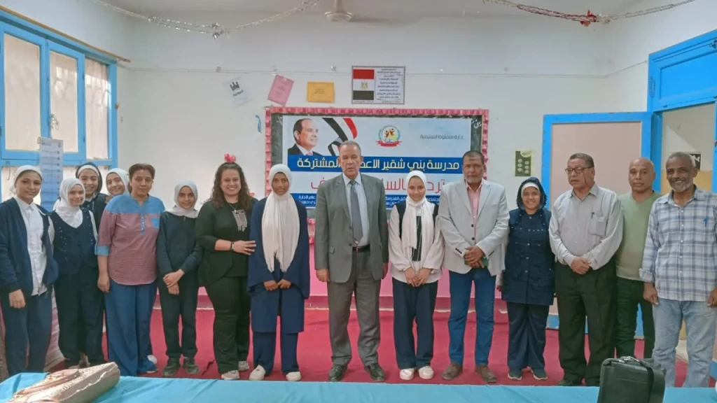 مدير تعليم أسيوط يتابع الانضباط المدرسى بمدارس بنى عدى وبنى شقير بمنفلوط ويكرم معلمة رياض اطفال لتميزها