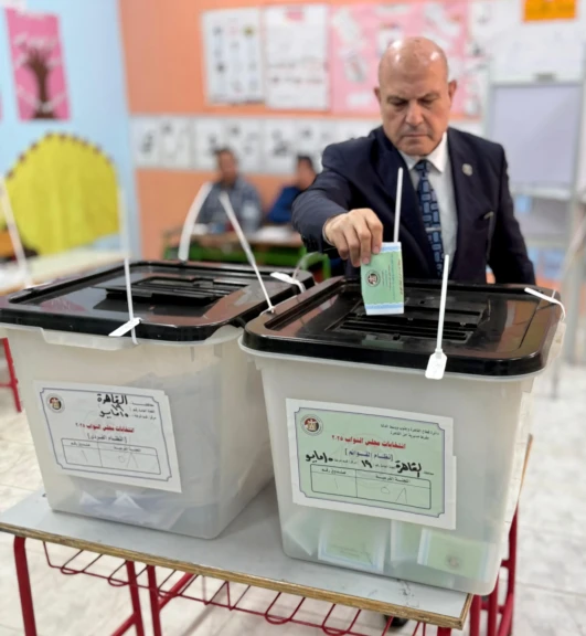 رئيس هيئة النيابة الإدارية يدلى بصوته فى انتخابات مجلس النواب