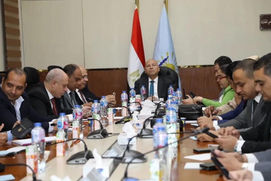 محافظ القاهرة يترأس إجتماع موسع لمتابعة سير العملية الانتخابية فى يومها الثاني بغرفة العمليات الرئيسية