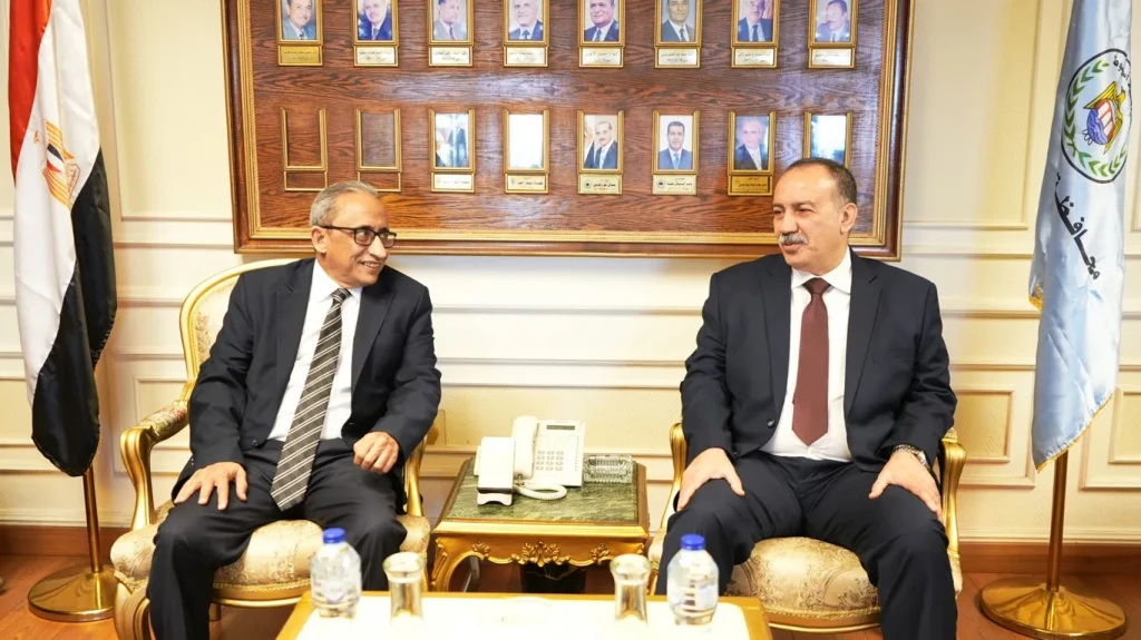 محافظ أسيوط يستقبل الأمين العام لمجلس الوحدة الاقتصادية العربية بمكتبه لتعزيز التعاون التنموي