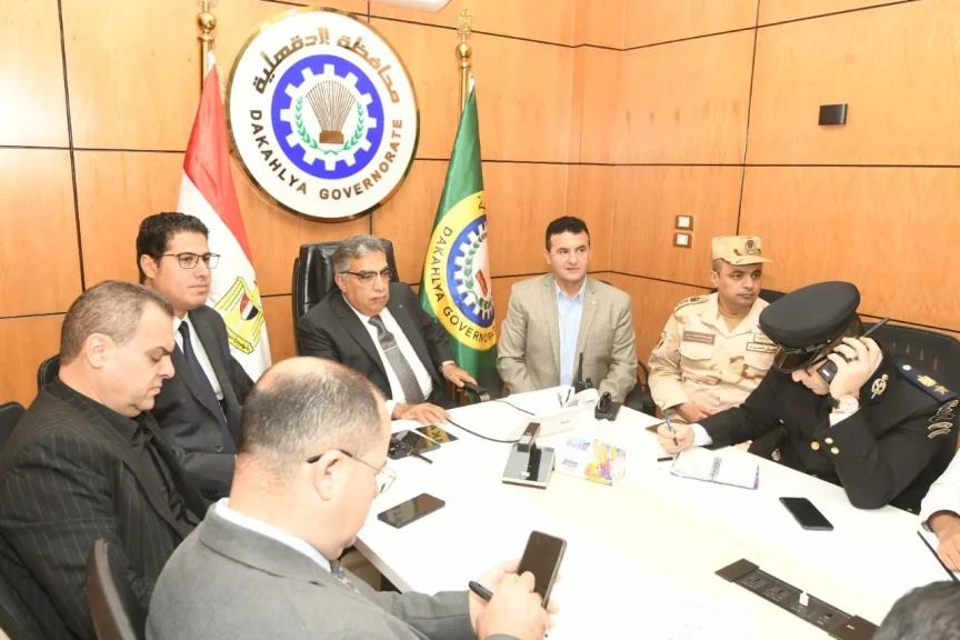 محافظ الدقهلية يتابع سير العمل باللجان الانتخابية عبر الشبكة الوطنية للطوارئ والسلامة