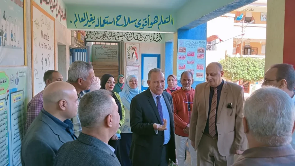 مدير تعليم أسيوط يتابع امتحانات شهر نوفمبر بمدارس ديروط ويكرم طلاب رياض الاطفال المتميزين