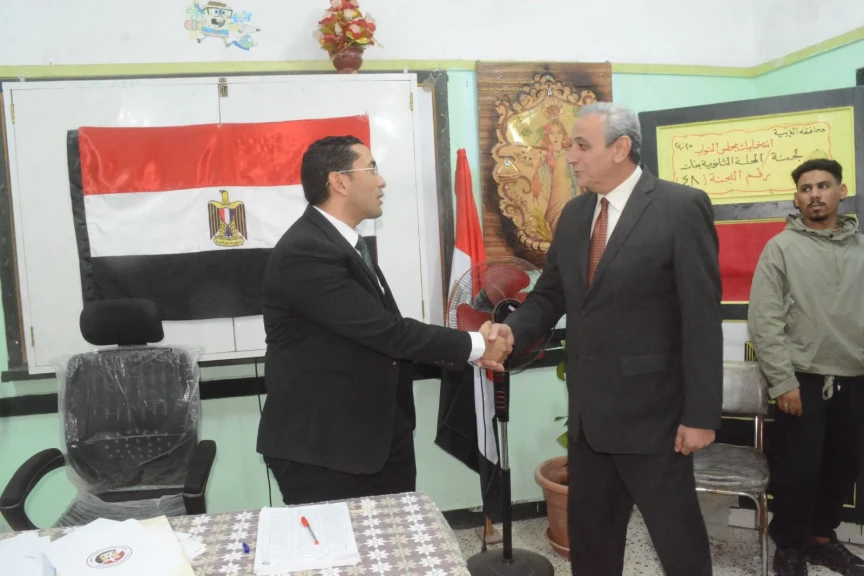 حتى الساعات الأخيرة قبل غلق الصناديق.. محافظ الغربية يواصل جولاته المكثفة لليوم الثاني ويفتقد اللجان بالمحلة ويتابع سير التصويت ميدانيًا بين المواطنين