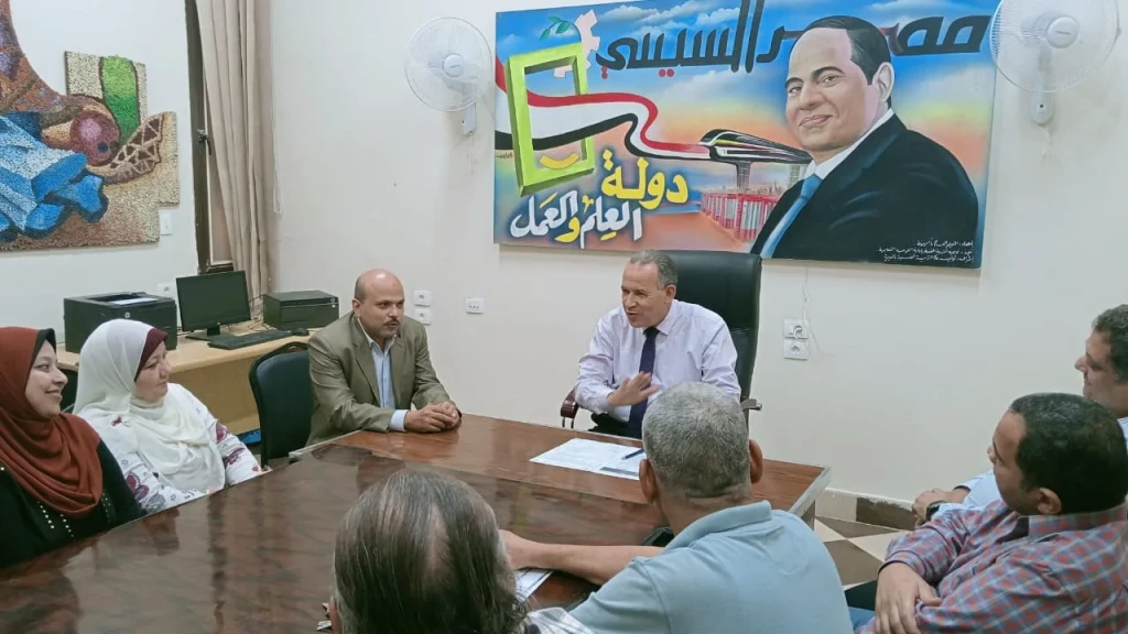 مدير تعليم أسيوط يناقش تطوير منظومة العمل بالتطوير التكنولوجى وتنفيذ مبادرات جديدة للطلاب والمعلمين