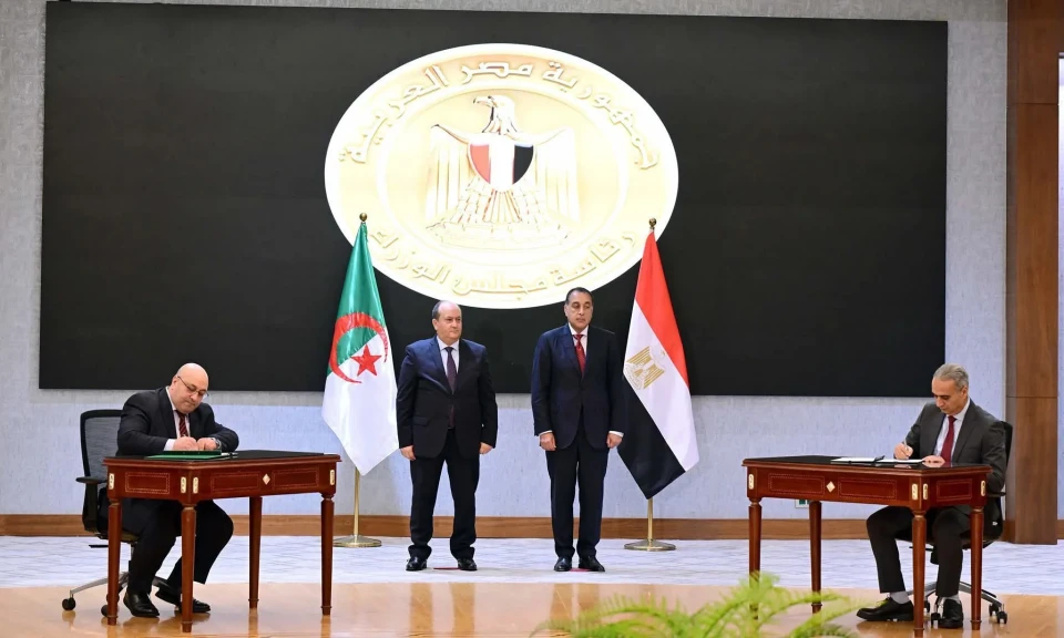 بالصورة .. رئيس مجلس الوزراء والوزير الأول للجمهورية الجزائرية يشهدان توقيع عدد من الوثائق المهمة التي تعززالتعاون الثنائي بين البلدين في مجالات متعددة