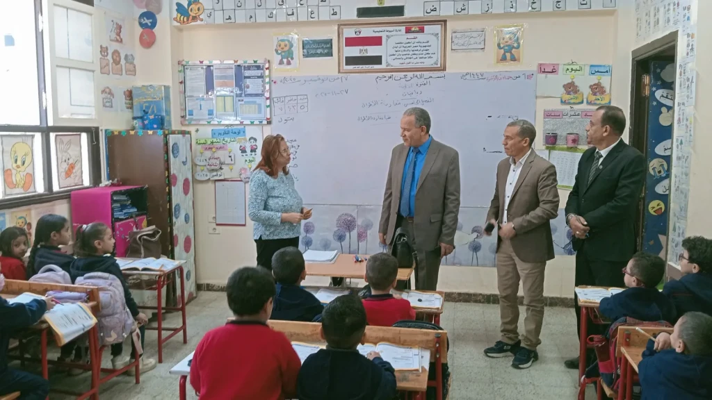 مدير تعليم أسيوط يتابع امتحانات شهر نوفمبر بمدارس حى شرق وغرب ويشيد بمعدلات الانضباط المدرسى