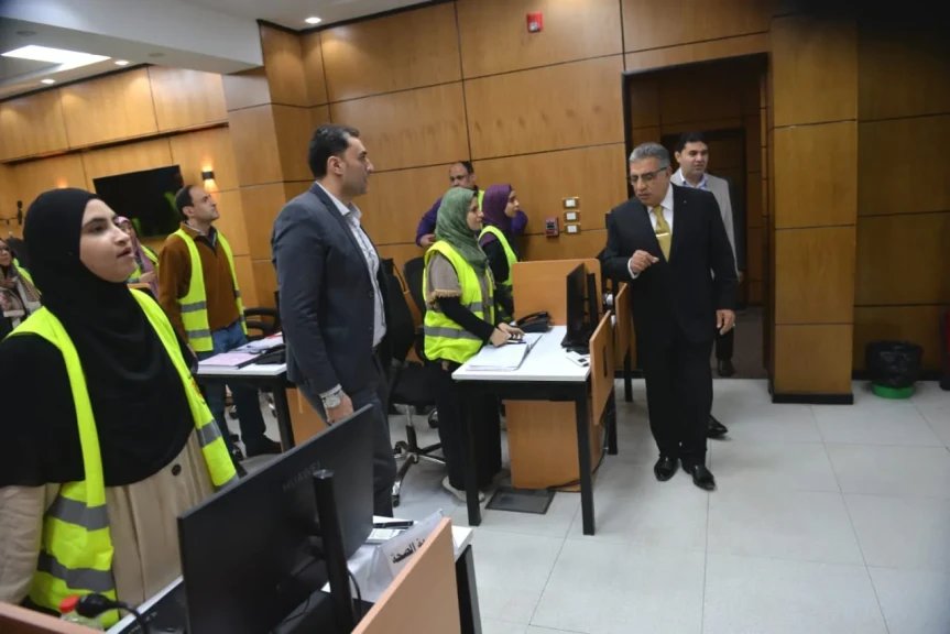 محافظ الدقهلية يتابع من داخل مركز الشبكة الوطنية للطوارئ جهود المتابعة الميدانية