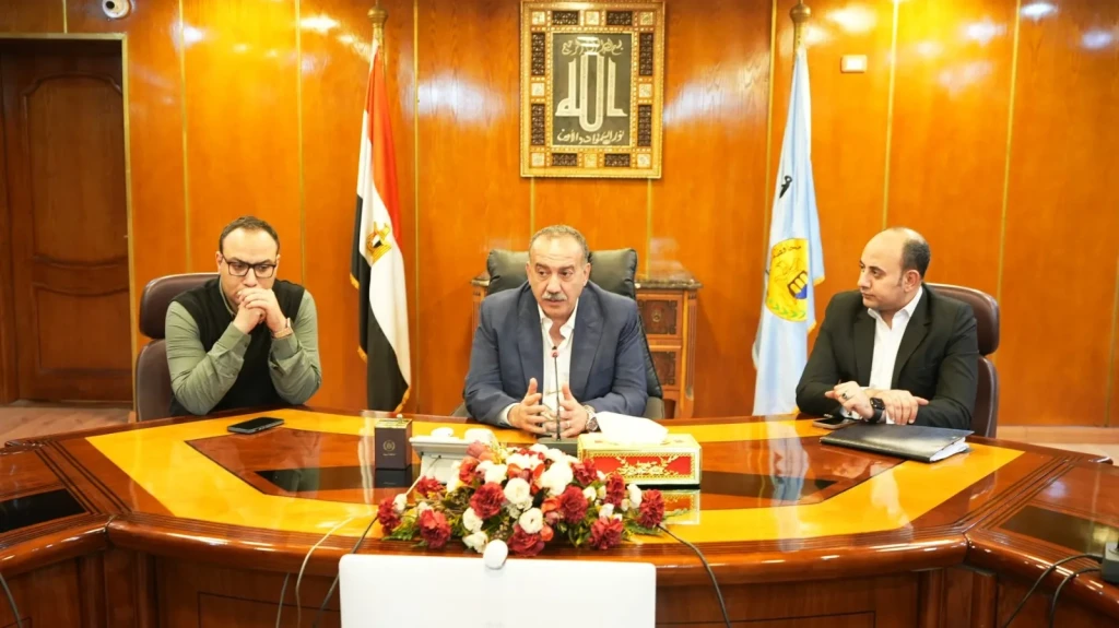 محافظ أسيوط يلتقي مسئولي جمعية سيدات الأعمال ويبحث دعم المشروعات اليدوية وتعزيز خدمات مدارس ذوي الإعاقة