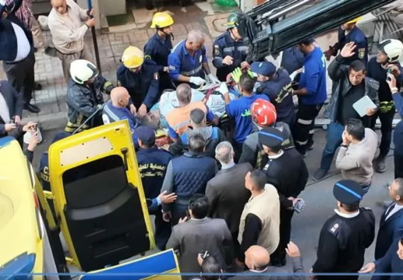 أجهزة وزارة الداخلية تنجح في إستخراج سيدة مسنة وحفيدتيها سن 10، 7 سنوات عقب سقوط أجزاء من عقار كائن بكرموز فى الإسكندرية