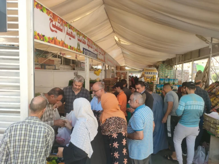 محافظ الدقهلية : أسعار مخفضة بالمعرض الدائم للسلع الغذائية بشارع قناة السويس بالمنصورة