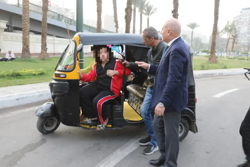 بالصور .. محافظ القاهرة يأمر بالتحفظ على عدد من مركبات التوك توك لمخالفتهم قرار منع السير بالشوارع الرئيسية