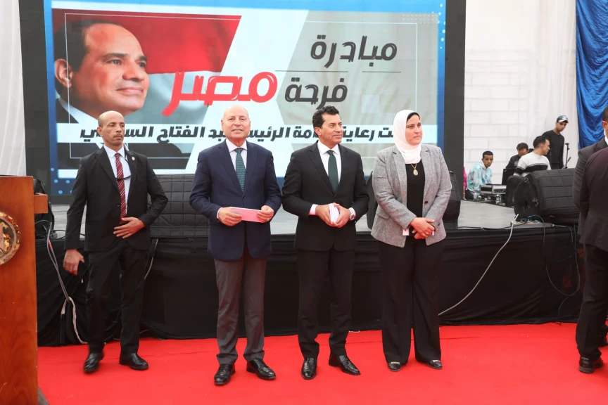 بالصور .. محافظ القاهرة يشهد الحفل الذى أقامته جمعية حنان الدنيا ضمن مبادرة ” فرحة مصر” التى اطلقتها السيدة انتصار السيسى حرم الرئيس السيسي